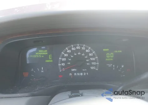 2002 Lincoln Town Car Signature from USA, damaged, VIN 1LNHM82W22Y635311